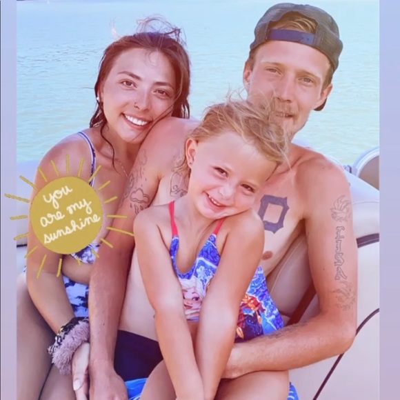 Meet your Posher, Elizabeth🦋 - Picture 3 of 3